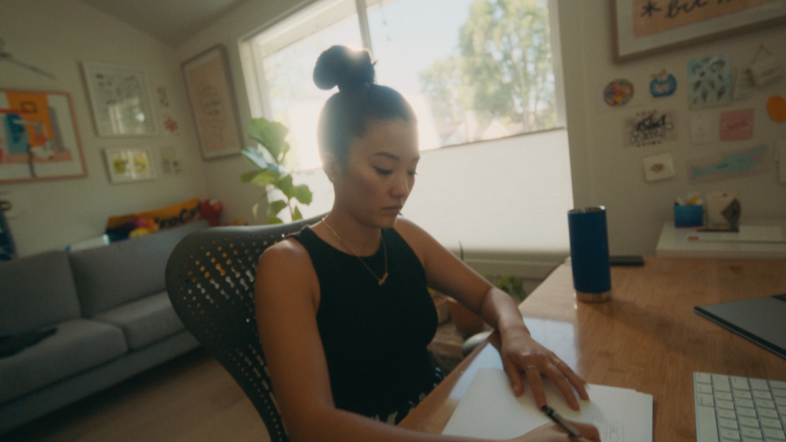 插画家兼设计师 Sophia Chang 在电脑前工作